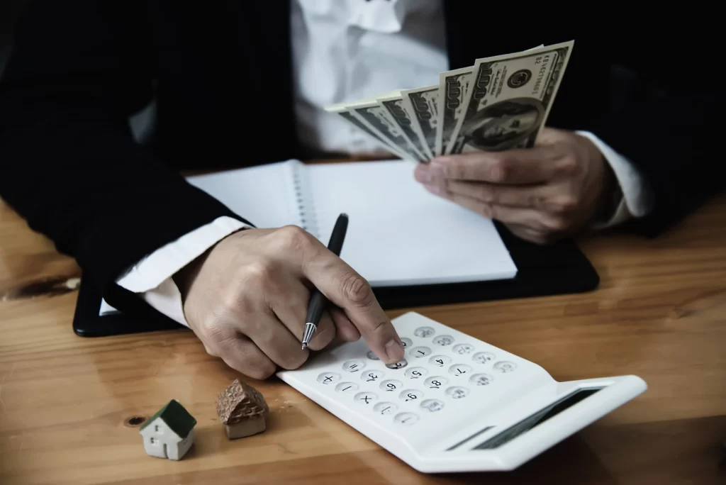 Calcular la rentabilidad de una vivienda para inversión es clave para tomar decisiones inmobiliarias informadas. Este análisis permite evaluar si una propiedad generará los ingresos esperados frente a los costes asociados. Factores como el precio de compra, gastos de mantenimiento y el alquiler proyectado son esenciales para determinar la rentabilidad bruta y neta de una inversión. En este artículo, explicamos paso a paso cómo calcular la rentabilidad de una vivienda para inversión y qué aspectos considerar para maximizar tus beneficios. Si prefieres dejar este proceso en manos de expertos, Tegeisa puede ayudarte a identificar las mejores propiedades, analizar su potencial y gestionar la inversión de forma integral. Optimiza tu cartera inmobiliaria con nuestra experiencia. ¡Contáctanos y descubre cómo podemos maximizar tus retornos!
